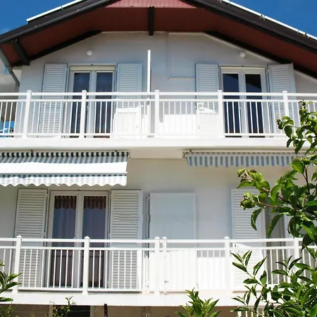 Appartement Mit Balkon *