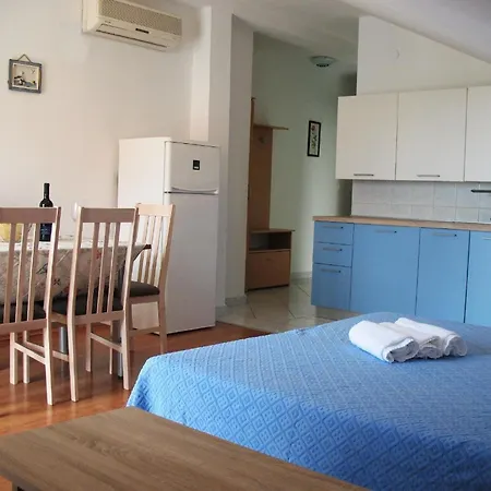 Appartement Mit Balkon Petrcane